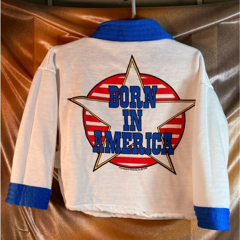 VINTAGE 80’s. White sweatshirt “Born in America” karate top. 4t 150‎